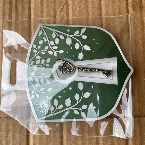 Disney store opening day pin - Picture 1 of 2